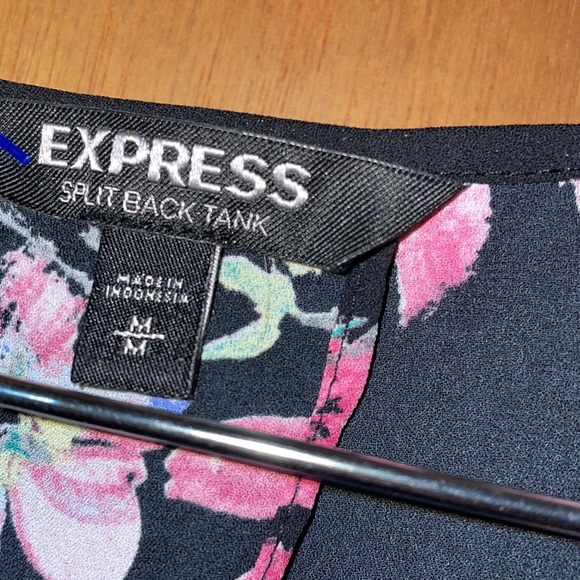 •EXPRESS•NWOT BLACK WITH OINK FLORAL SPLIT BACK TANK TOP SIZE MEDIUM - Picture 5 of 6